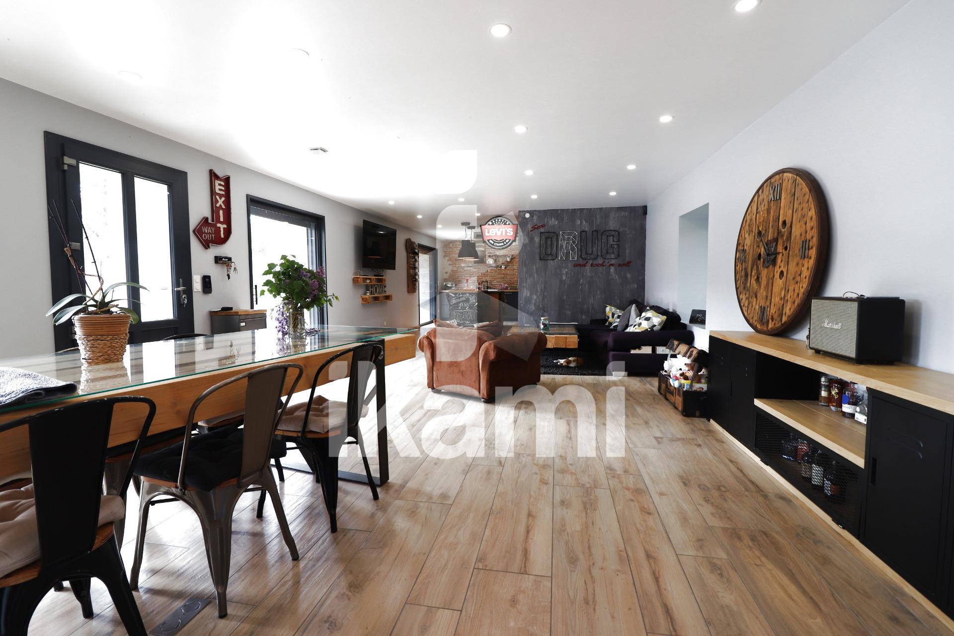Bougé-Chambalud superb villa of 220 m2 renovated on 2464 m2 of enclosed land