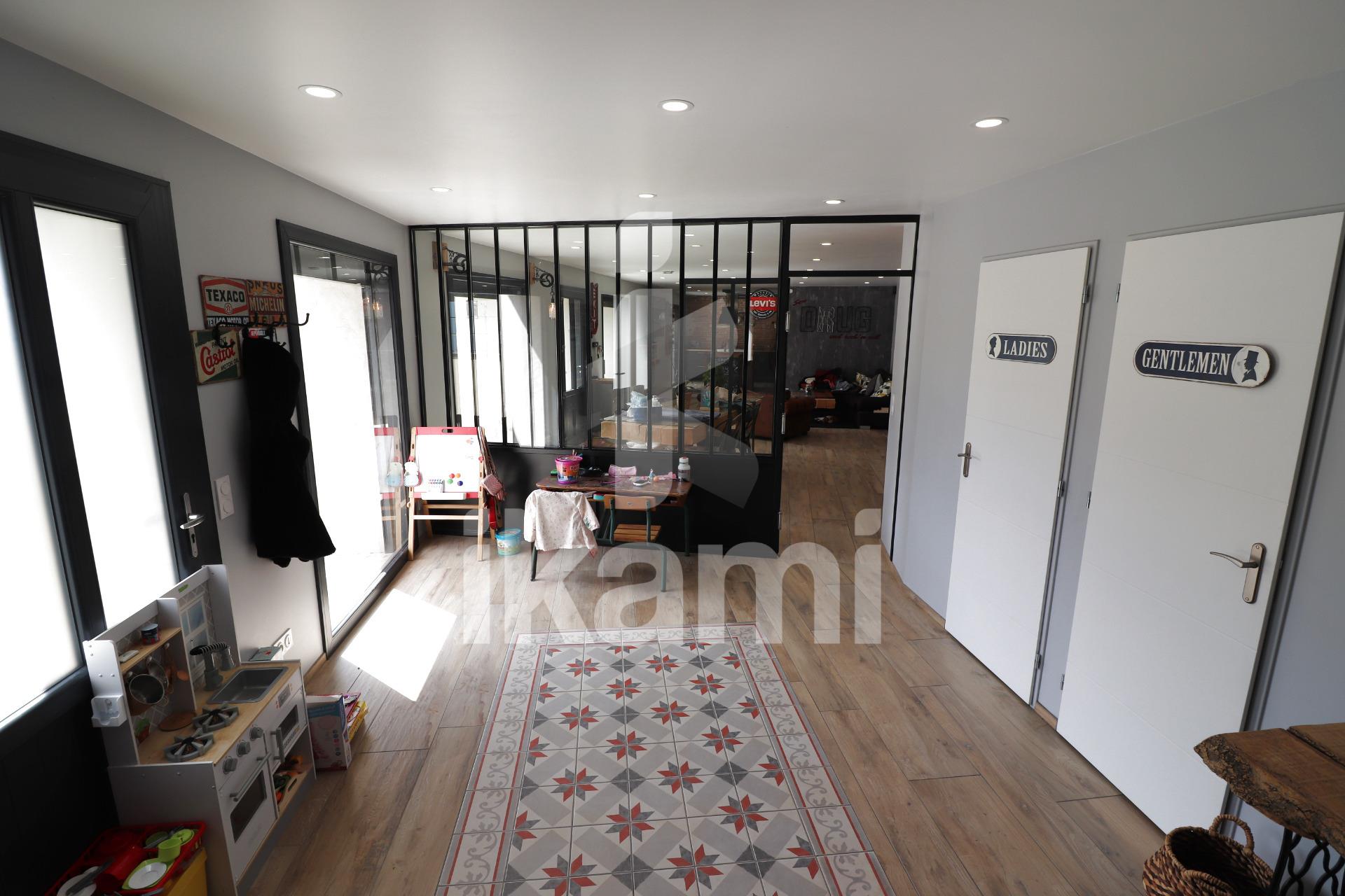 Bougé-Chambalud superb villa of 220 m2 renovated on 2464 m2 of enclosed land