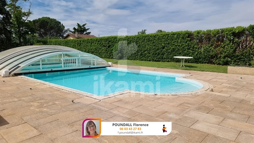 Spacious 4 bedroom villa with pool and pool house on 4724 m2 of land