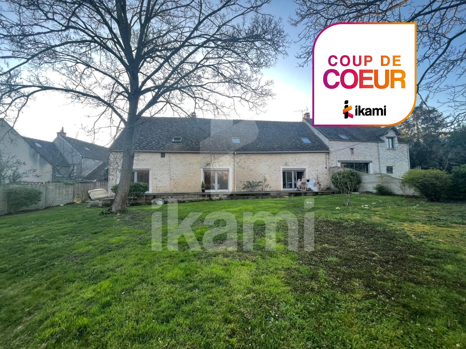 Charming 6-room house, 220 m2 on 1600 m2 land with river