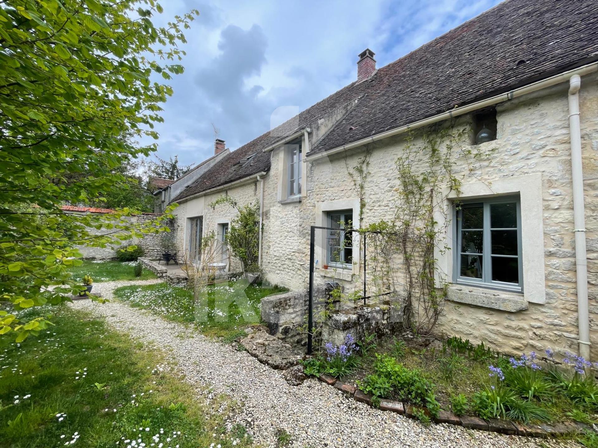 Charming 6-room house, 220 m2 on 1600 m2 land with river