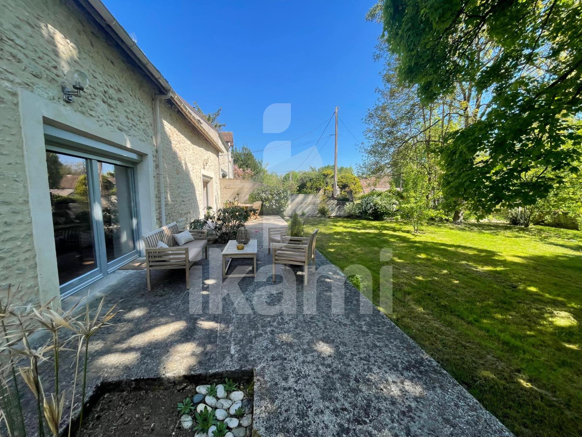 Charming 6-room house, 220 m2 on 1600 m2 land with river