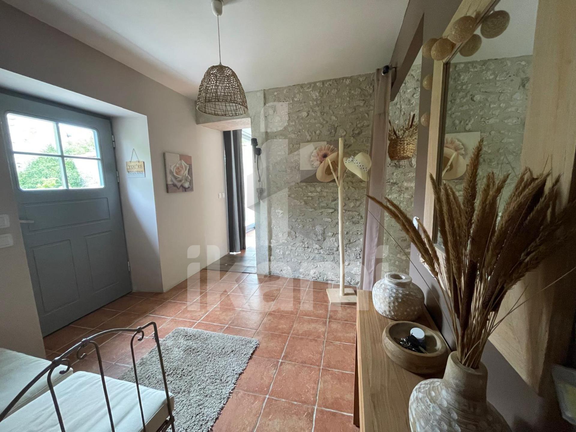 Charming 6-room house, 220 m2 on 1600 m2 land with river