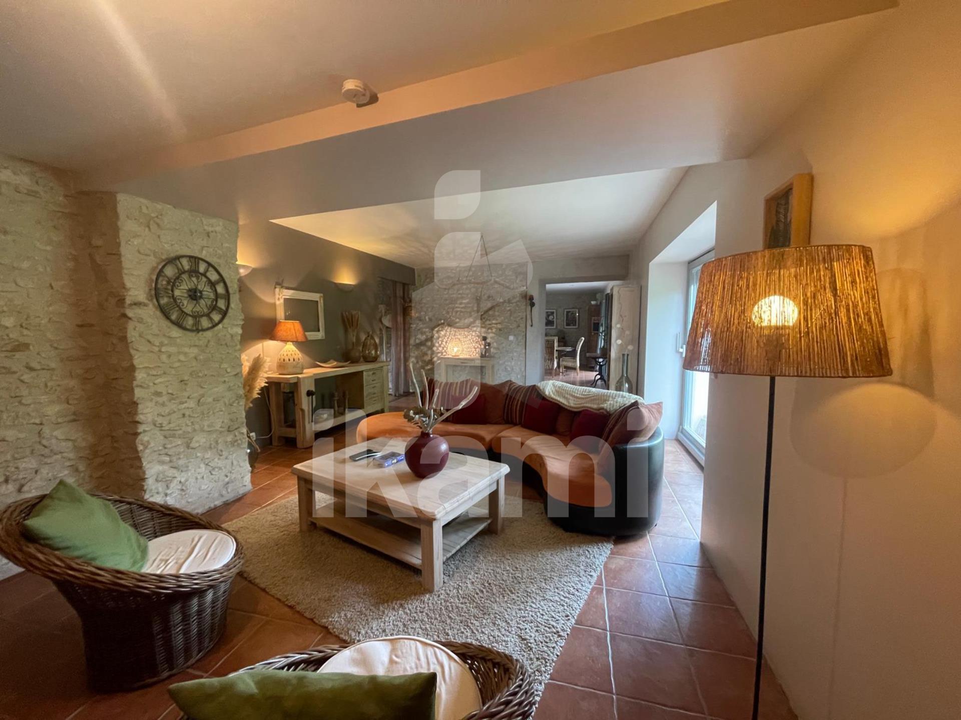Charming 6-room house, 220 m2 on 1600 m2 land with river