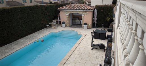 Family house 150M2/ 4 bedrooms. Swimming Pool Garage . Enclosed plot of 800M2.