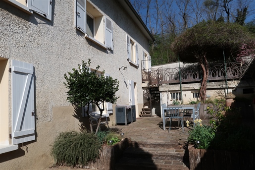 Tgv / Airport 20mns. Family house in village 235 m2,6 bedrooms, garage, garden overlooking south