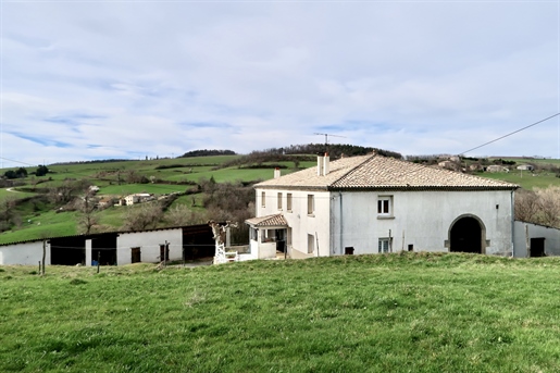 Stenen huis met bijgebouwen op 15 hectare weilanden - Ardèche