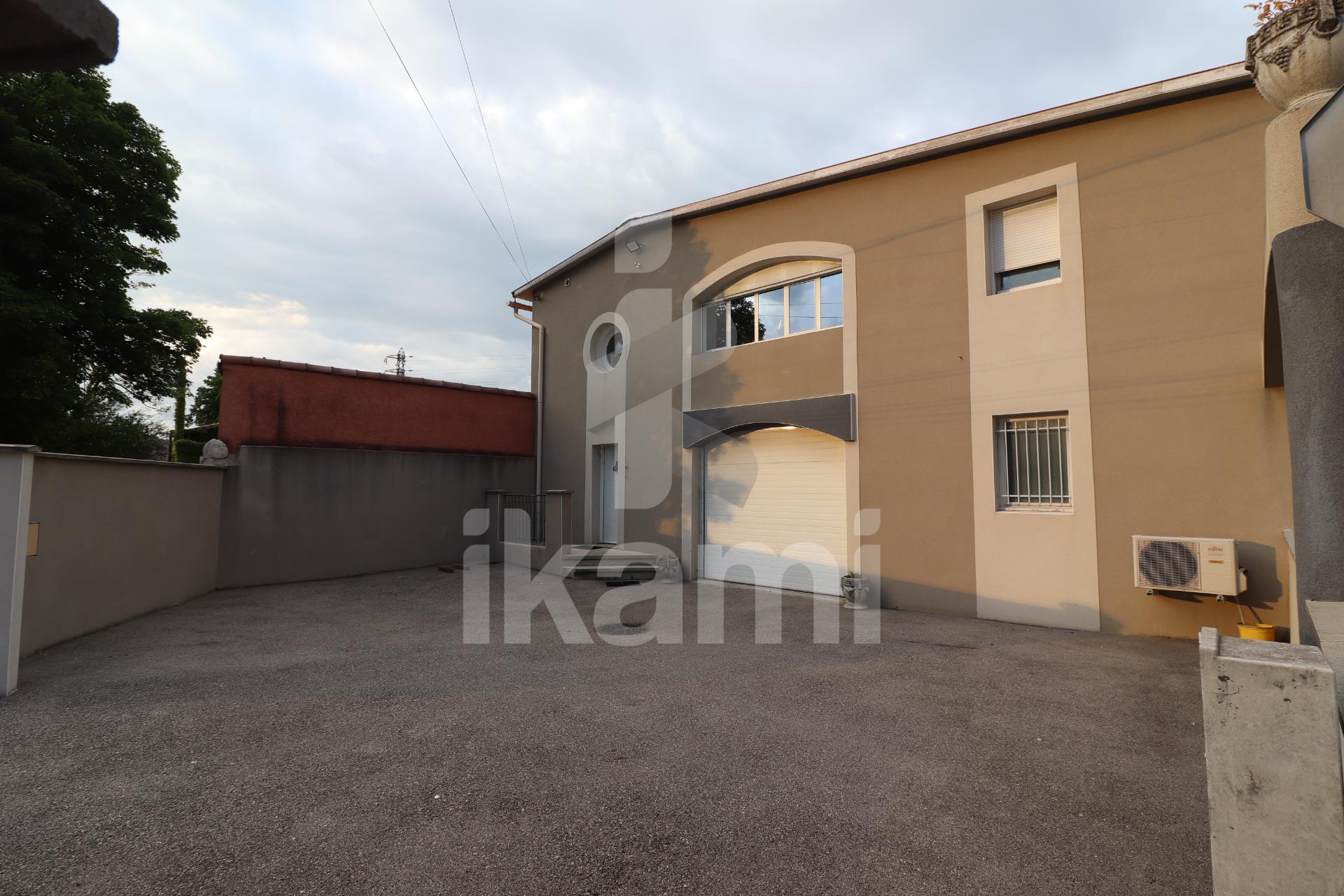 800 m2 covered property complex