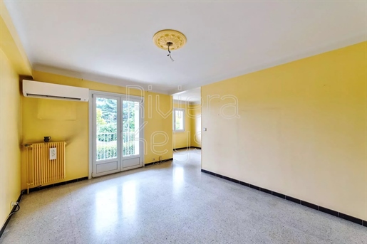 Antibes : 2-3 bedroom apartment to renovate, quiet with garage