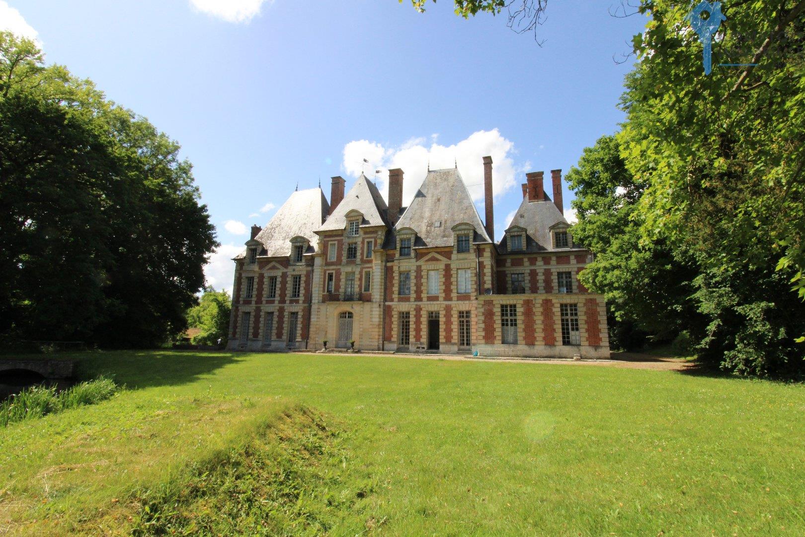 Dpt Eure (27) for sale 17th and 18th century castle and its many outbuildings