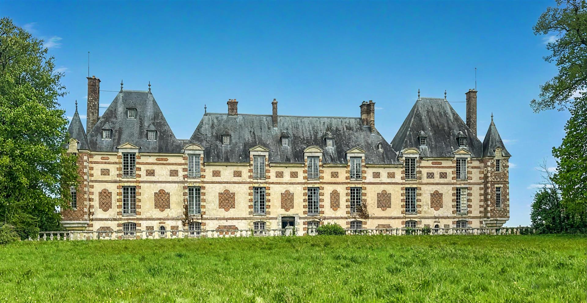 For sale Dpt Eure (27) near Pacy sur Eure 17th century castle in the heart of a park of approximatel