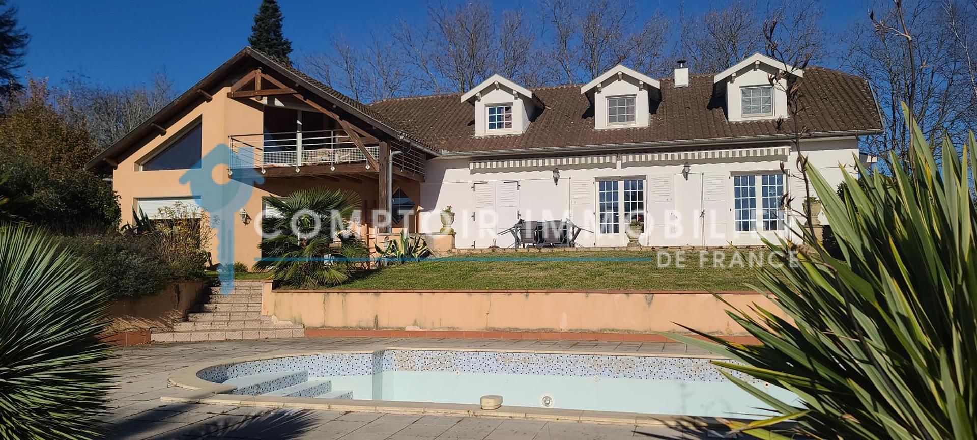 Dpt Haute-Garonne 31 - For sale - 7-room townhouse of 368 m2 on 4490 m2 of land with swimming pool a