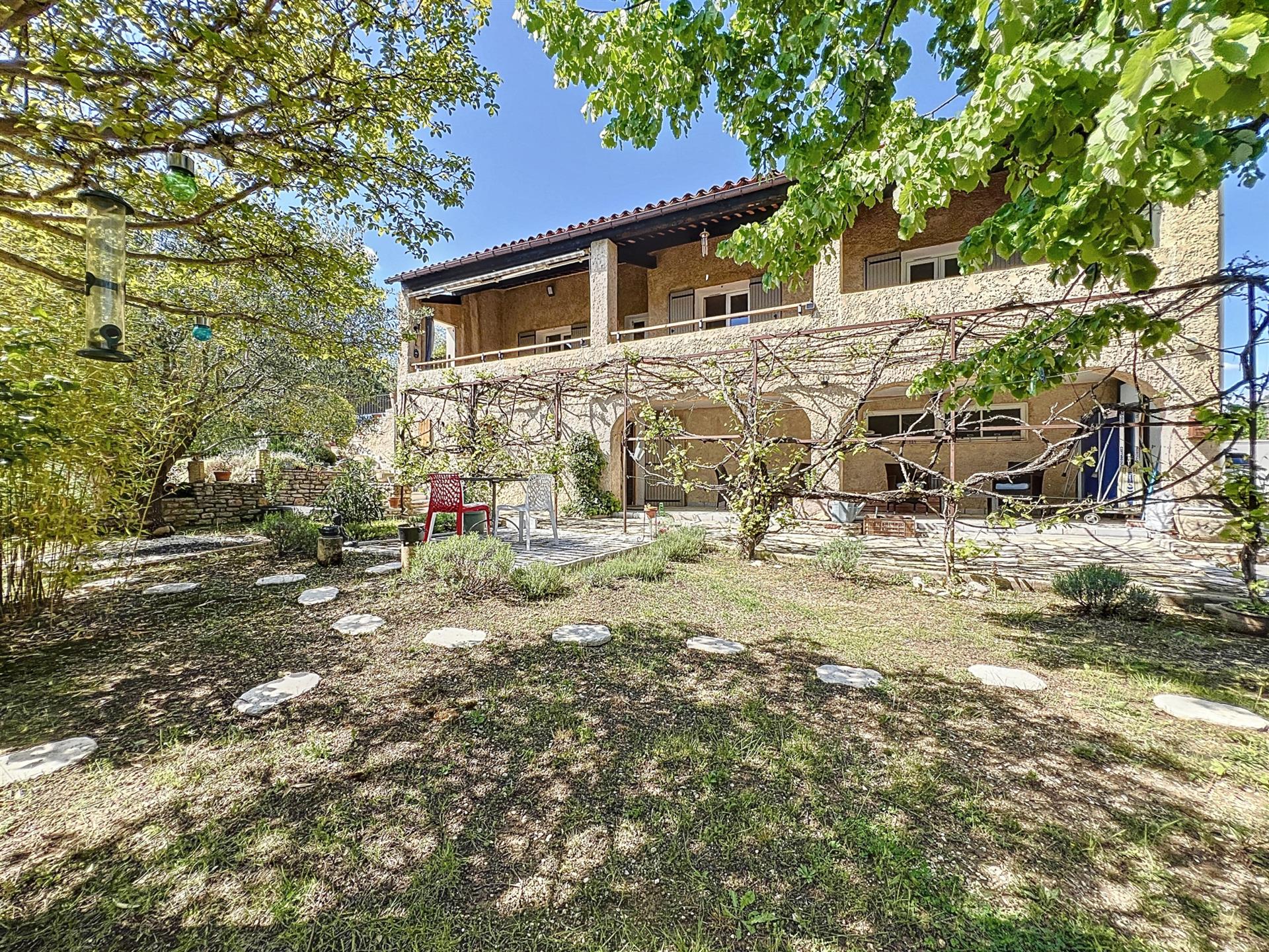 Dept 84 - Gargas - House with gîtes, swimming pool, garage, workshop and swimming pool.