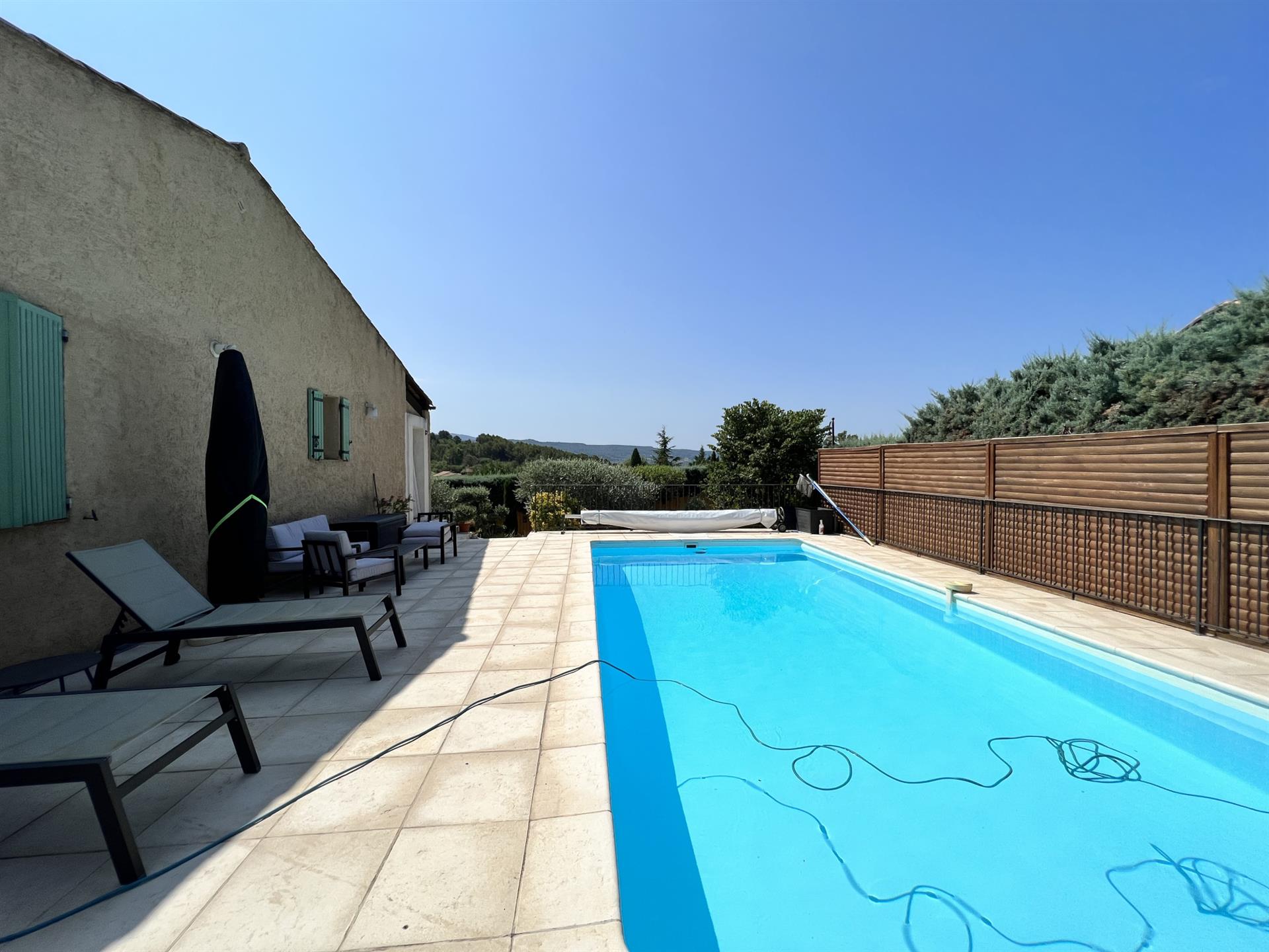Dept 84 - Gargas - House with gîtes, swimming pool, garage, workshop and swimming pool.