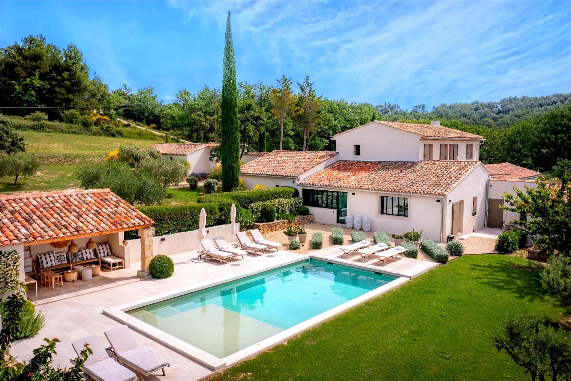 Magnificent Property in Lauris: Oasis of Luxury and Serenity