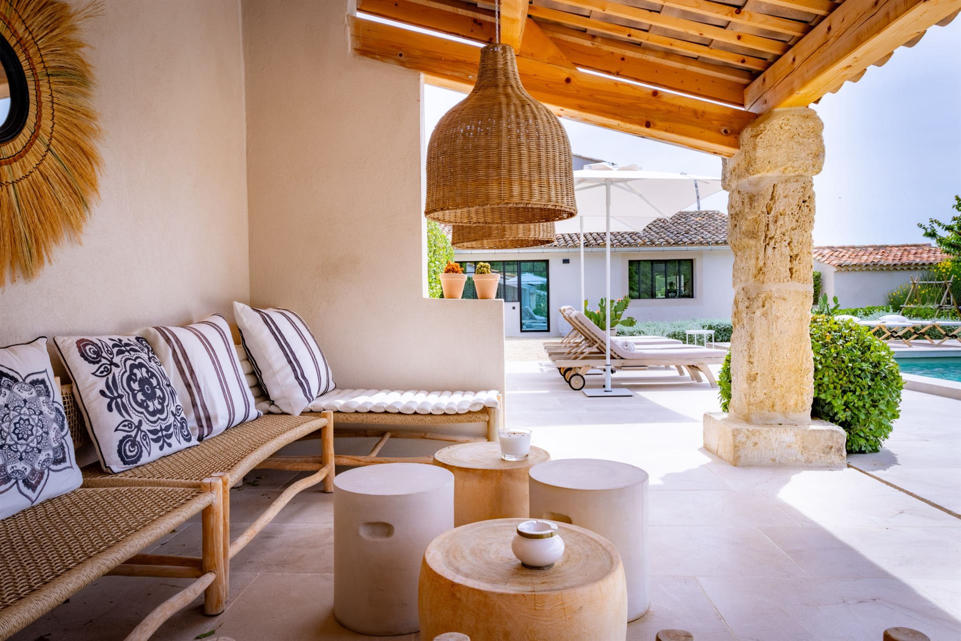 Magnificent Property in Lauris: Oasis of Luxury and Serenity