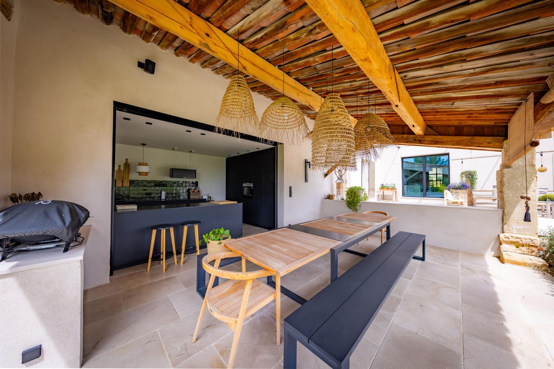 Magnificent Property in Lauris: Oasis of Luxury and Serenity