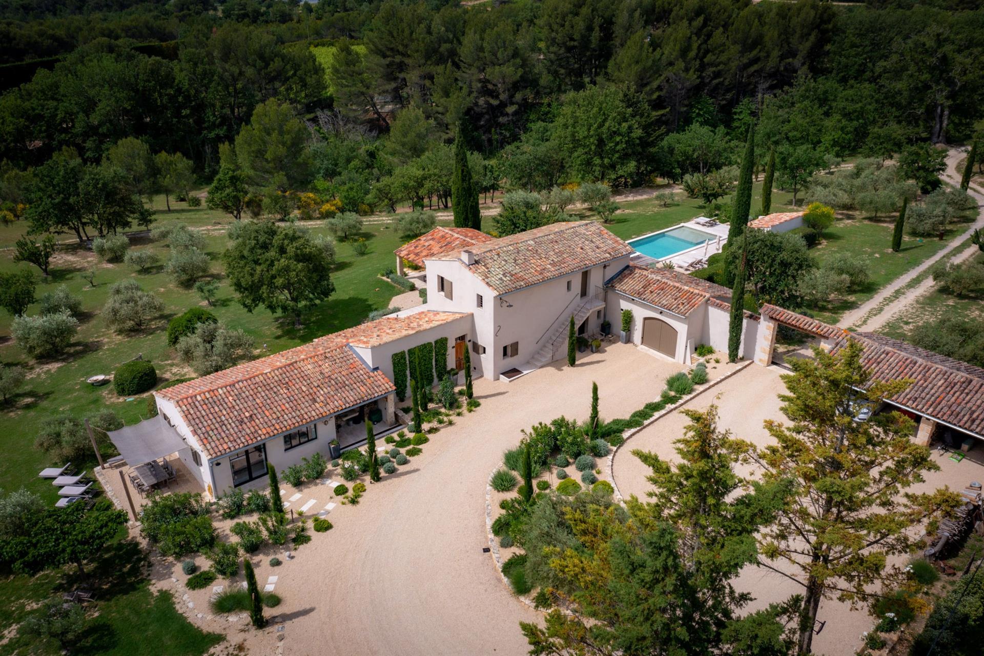 Magnificent Property in Lauris: Oasis of Luxury and Serenity