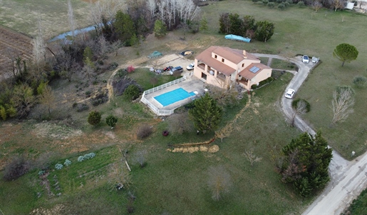Zuid-Ardèche, in de buurt van Barjac, groot huis met zwembad