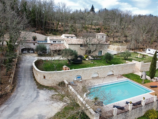 Prestigeträchtige Residenz zwischen Barjac und Uzès mit Schwimmbädern und mehreren Hektar Land