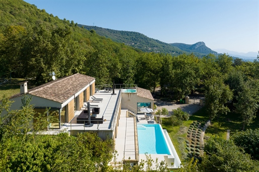 Côte d'Azur : Villa d'exception avec vue panoramique sur la mer