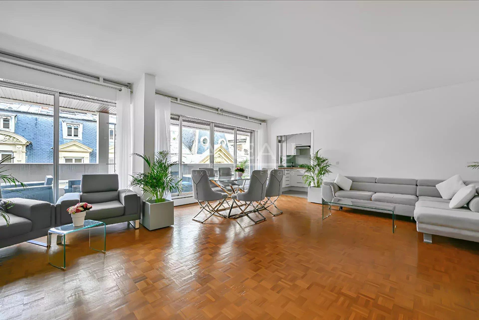 Luxurious Paris 16ème Apartment: Comfort & Security