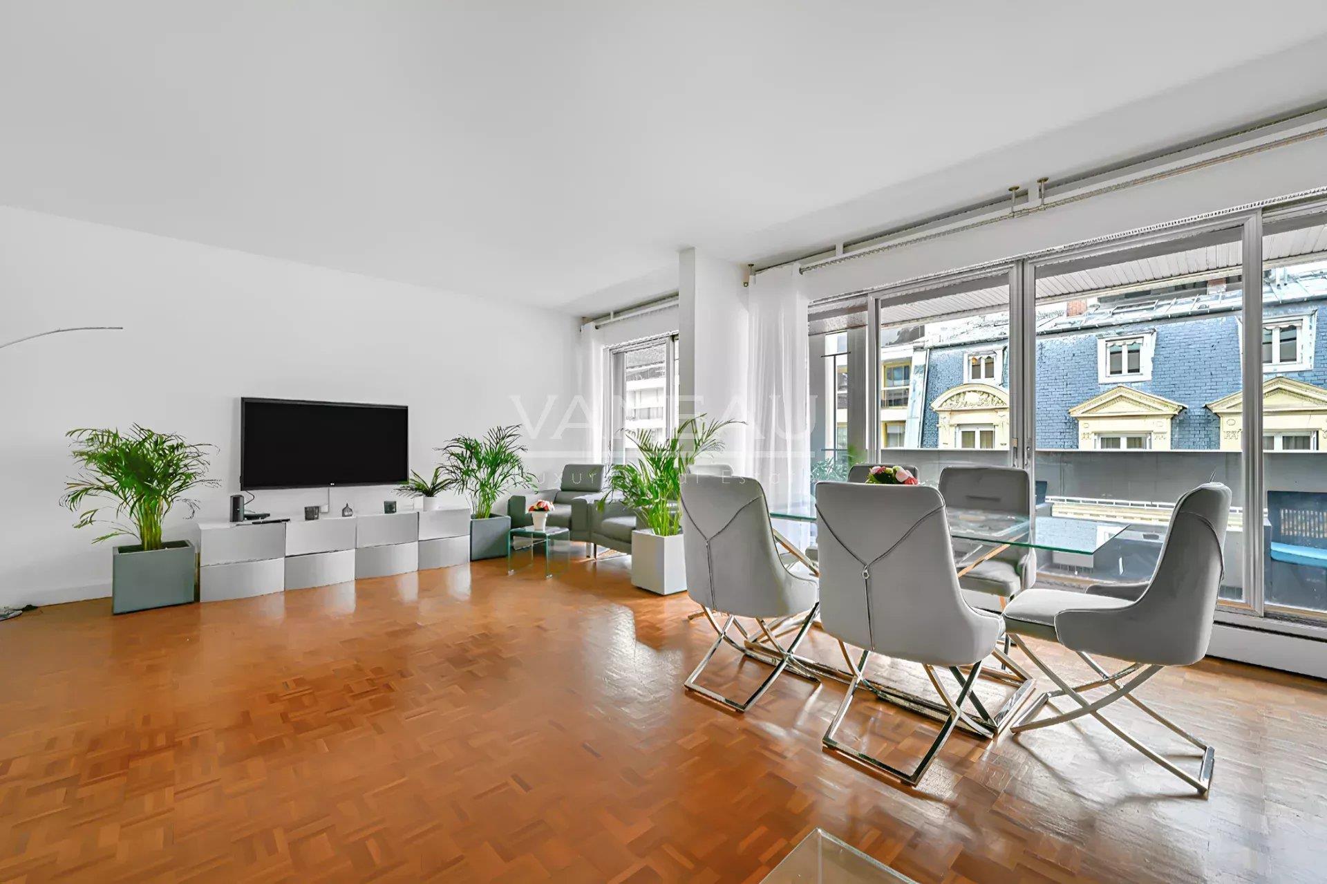 Luxurious Paris 16ème Apartment: Comfort & Security