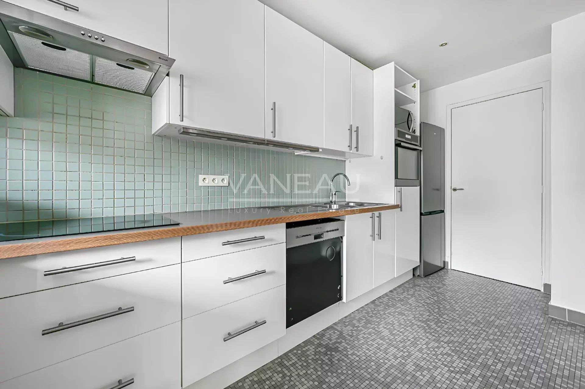 Luxurious Paris 16ème Apartment: Comfort & Security