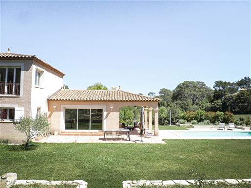 Pool house, superb setting, north of Montpellier