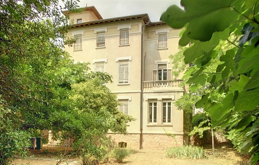 Superb manor house of 250m2 on a plot of 1275m2 suitable for a pool.