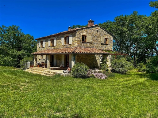 Vues de la montagne, grand terrain , maison de 3 chambres