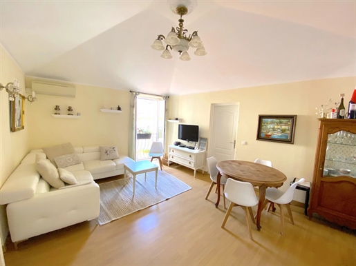 Villefranche-Sur-Mer - Old Town: 2 Bedroom Apartment - Balcony -