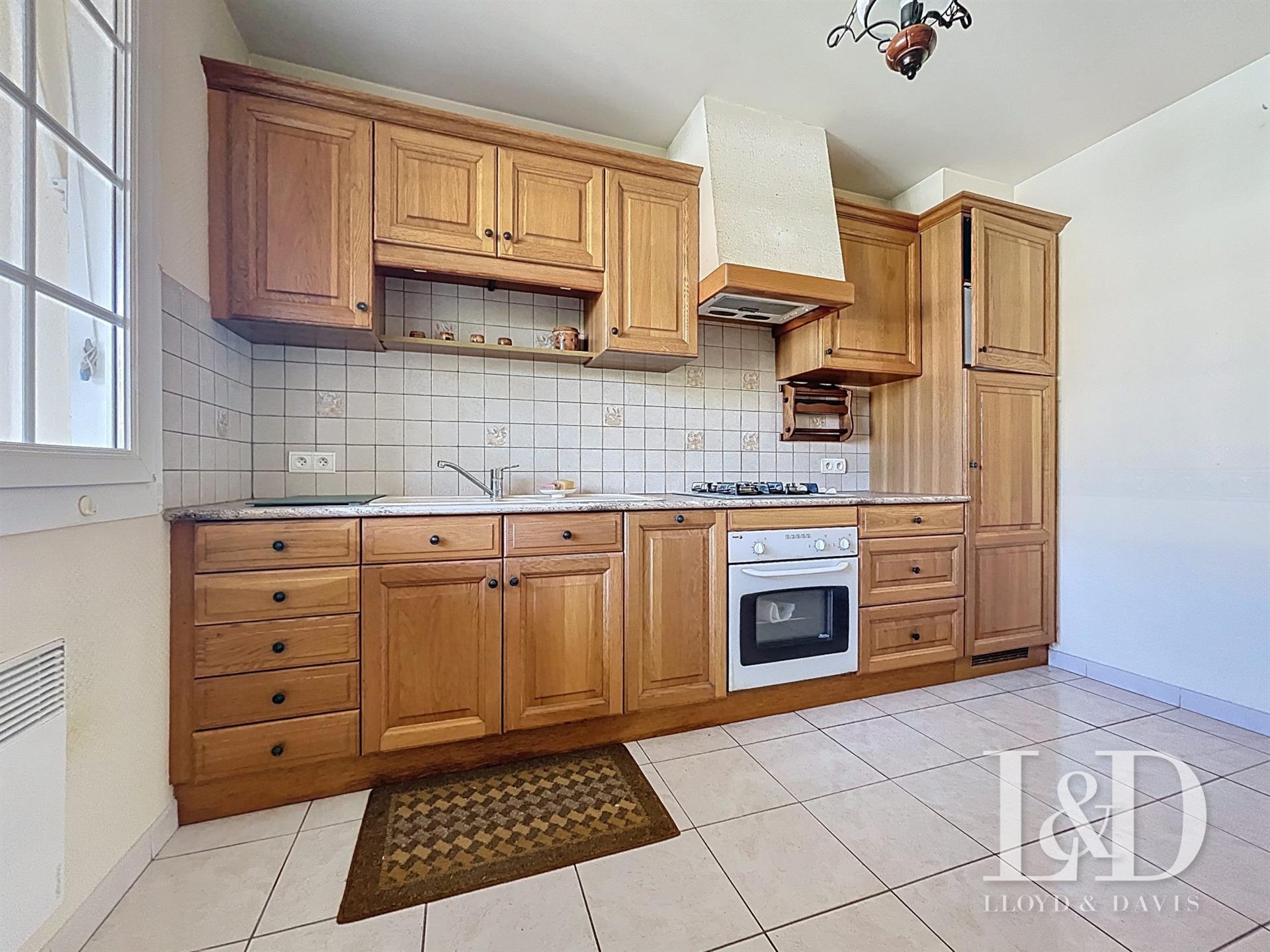 Saujon Centre : plain-pied de 73 m² +garage, 650 m² de terrain
