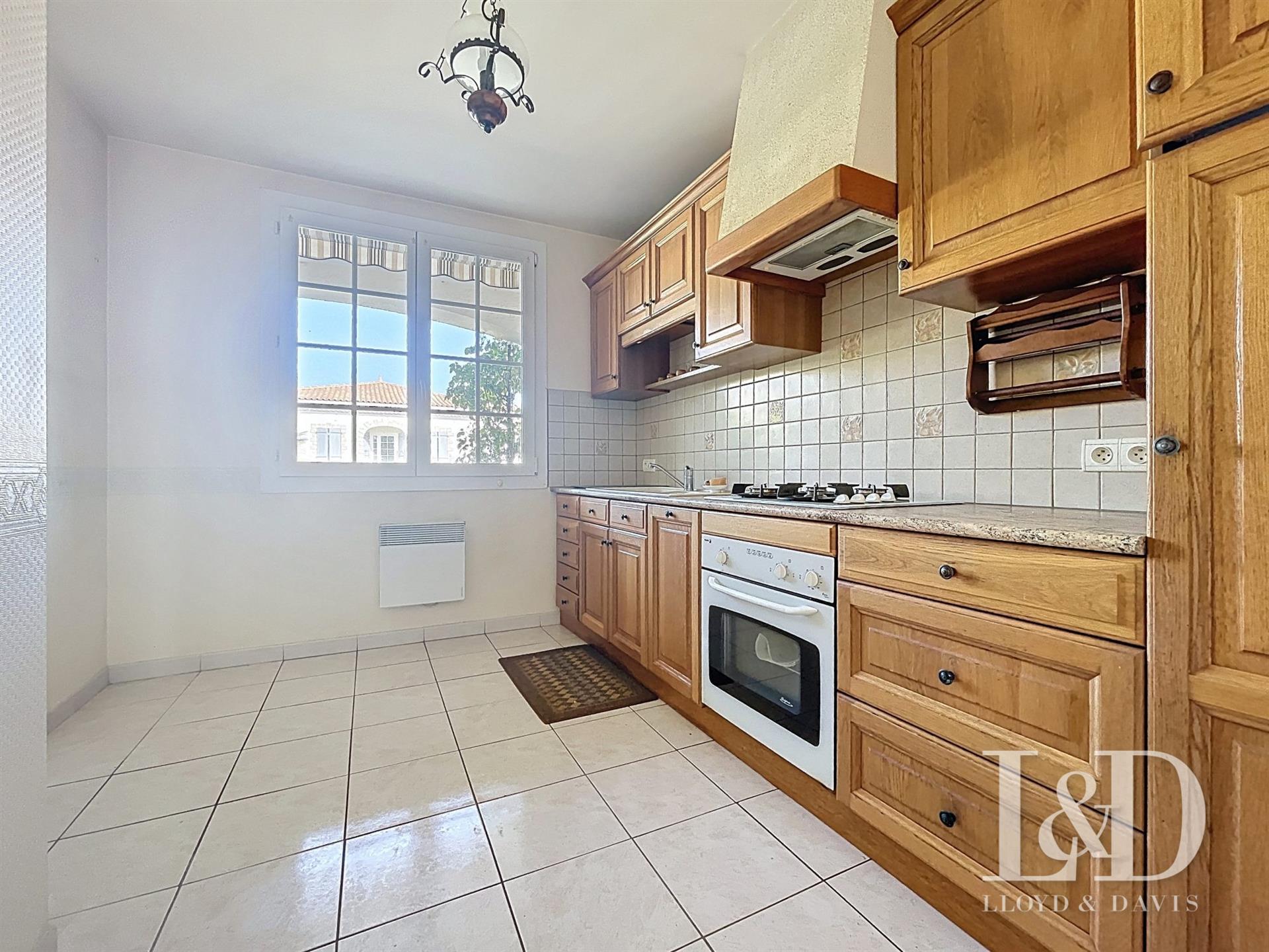 Saujon Centre : plain-pied de 73 m² +garage, 650 m² de terrain
