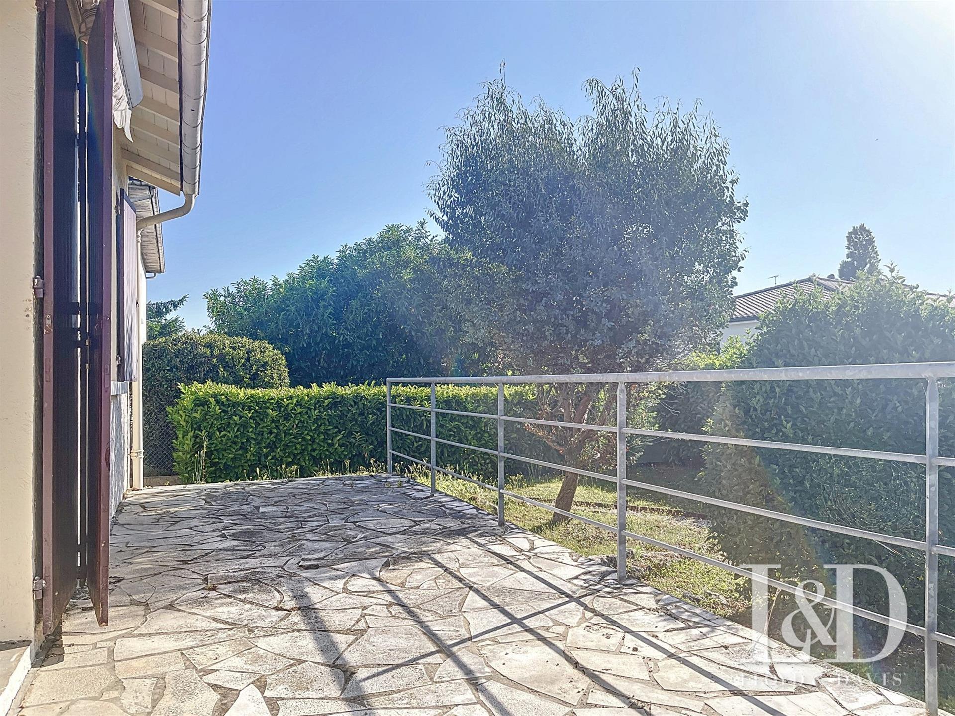Saujon Centre : plain-pied de 73 m² +garage, 650 m² de terrain