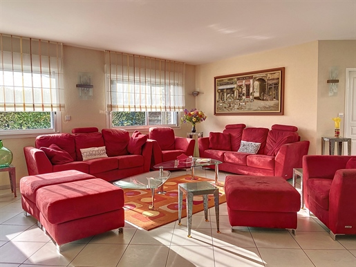Breuillet: contemporary 5 bedroom villa, indoor swimming pool