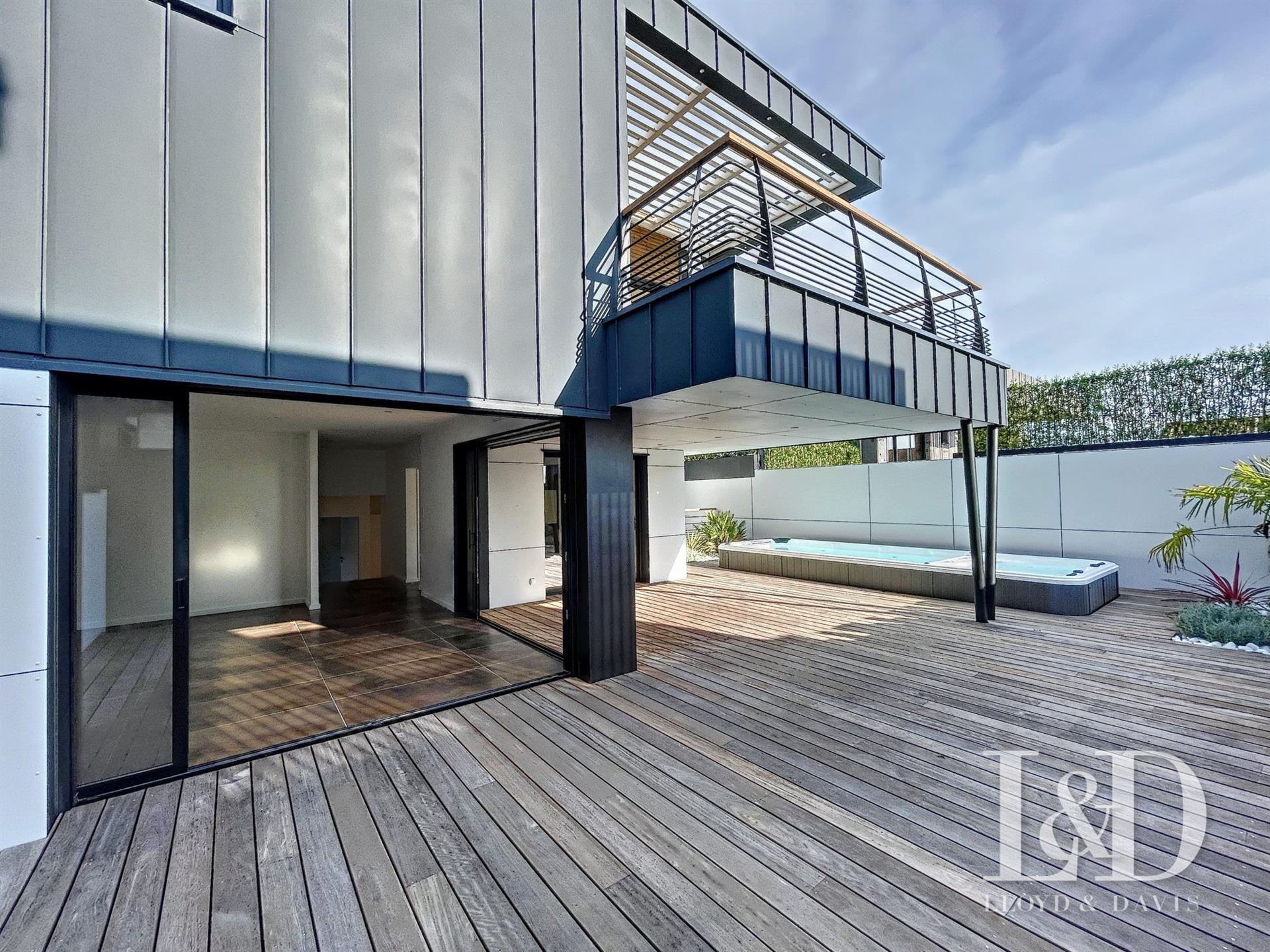 Vaux Sur Mer-Pontaillac / villa 216 m² 4 bedrooms, beautiful sea view