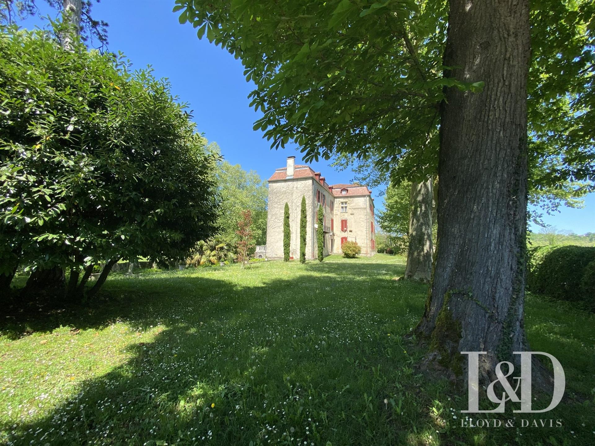 Purchase: Luxury property (64120)