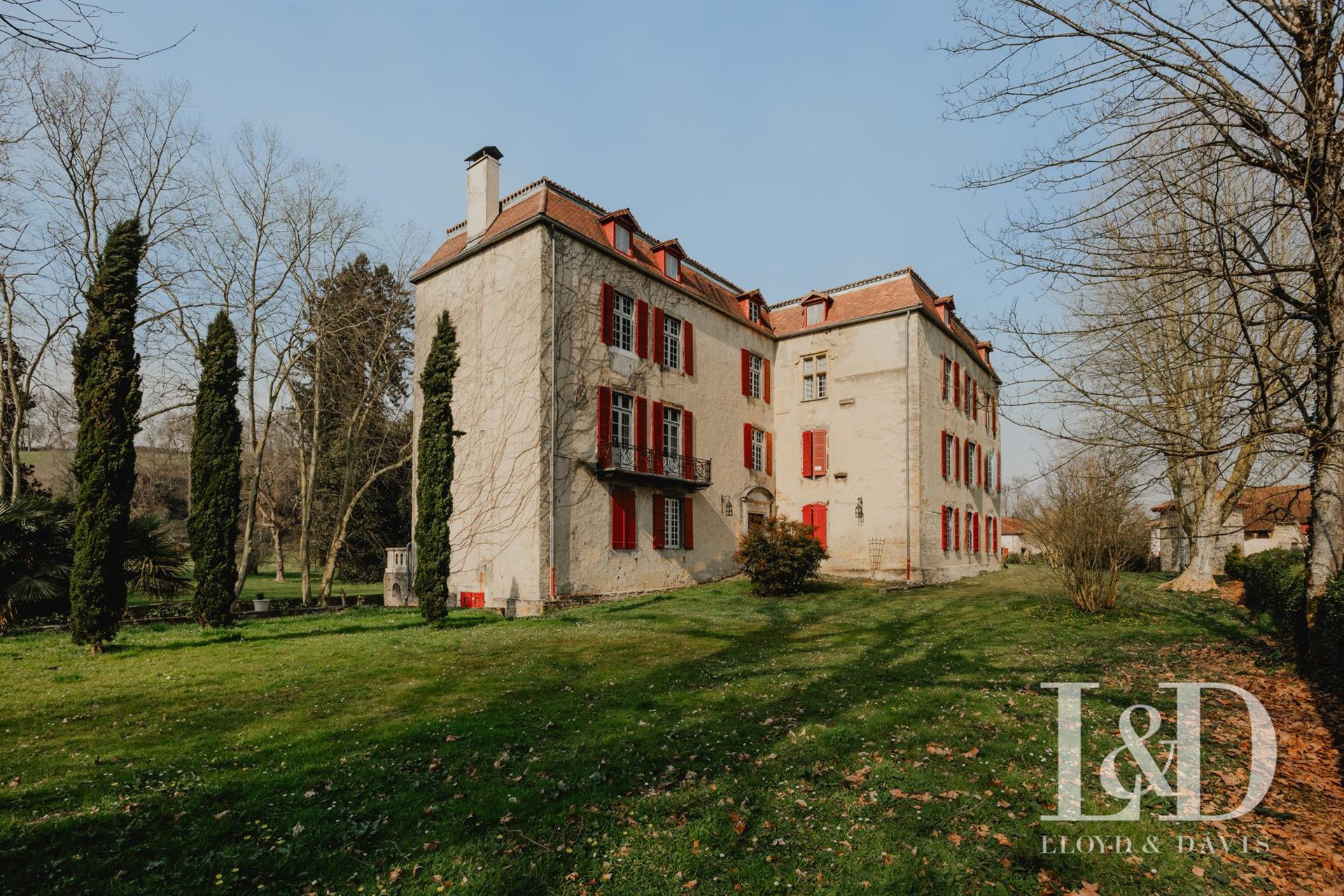 Purchase: Luxury property (64120)