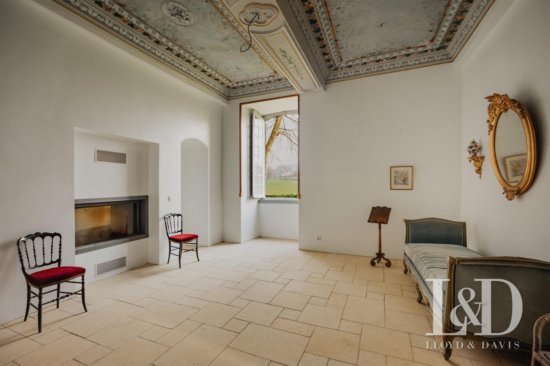 Purchase: Luxury property (64120)
