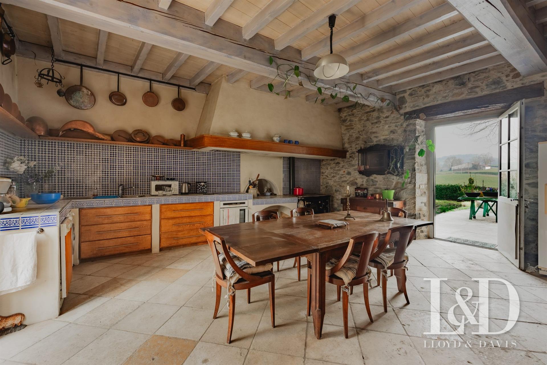 Purchase: Luxury property (64120)