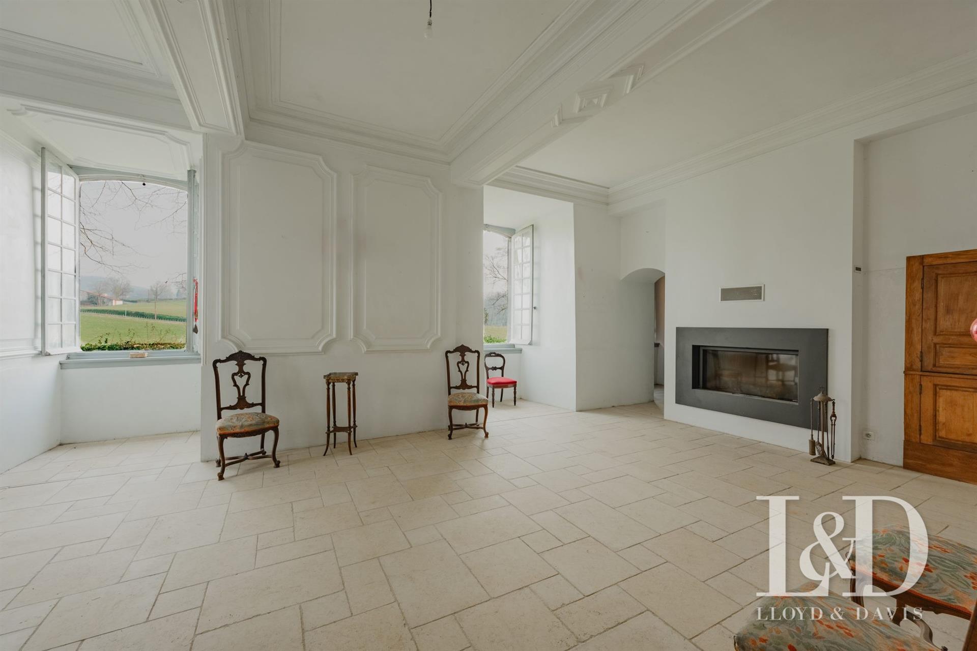 Purchase: Luxury property (64120)