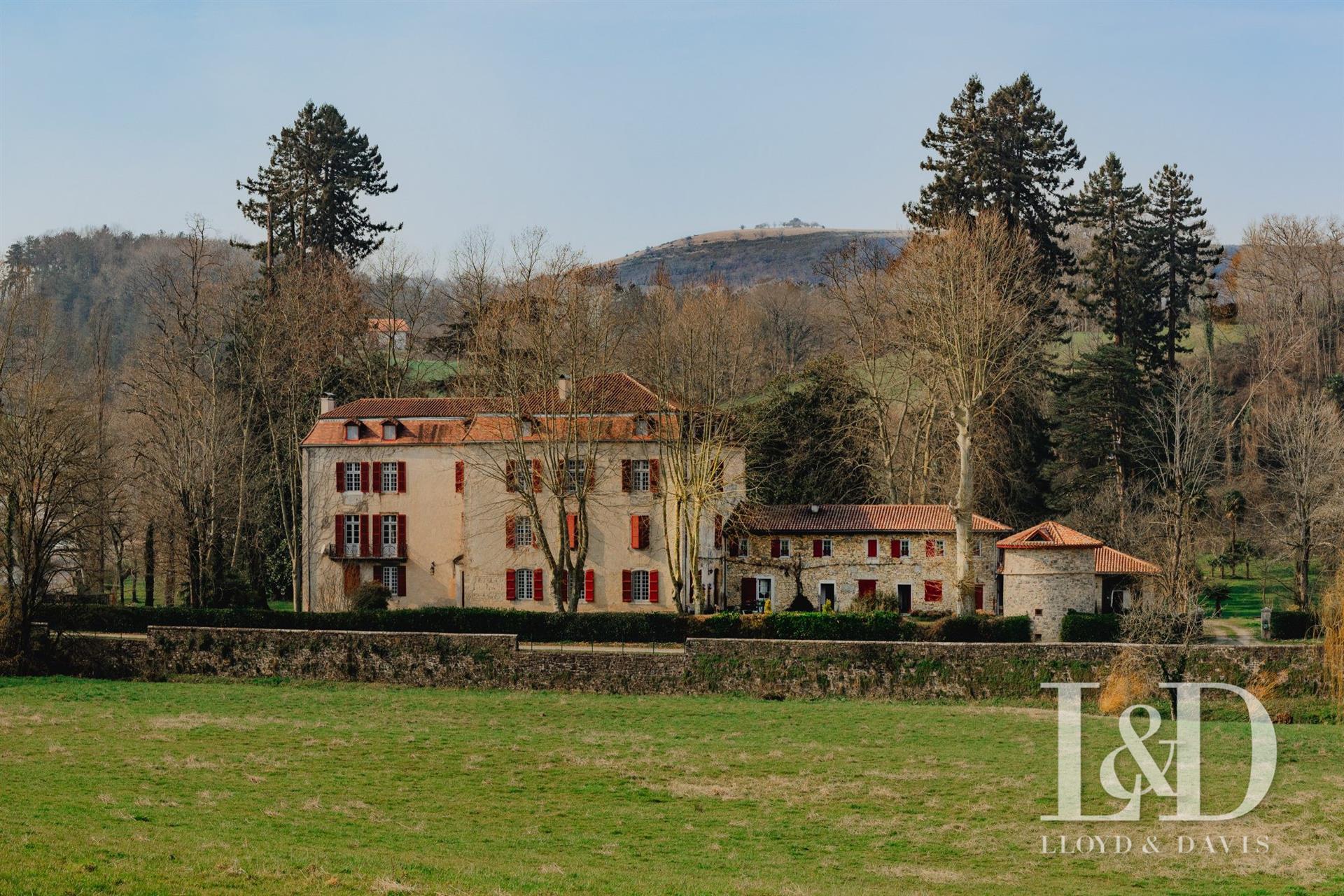 Purchase: Luxury property (64120)