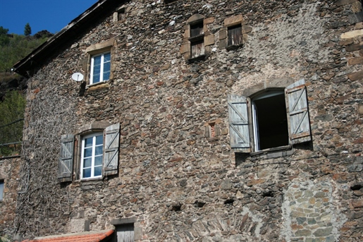 Magnifique Maison Médiévale avec Vue Imprenable sur la Vallée