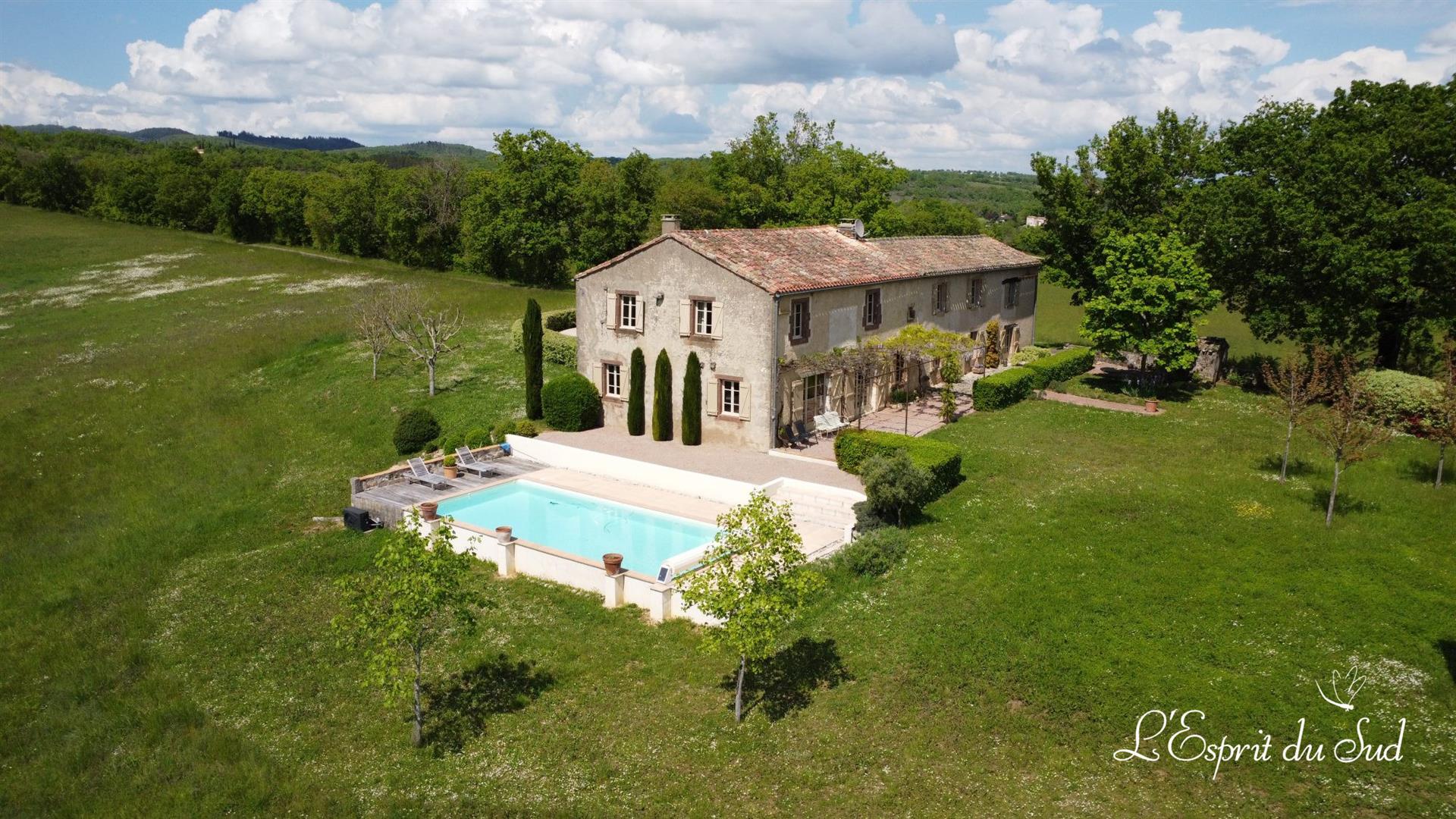 Magnificent property, superb view, beautiful volumes