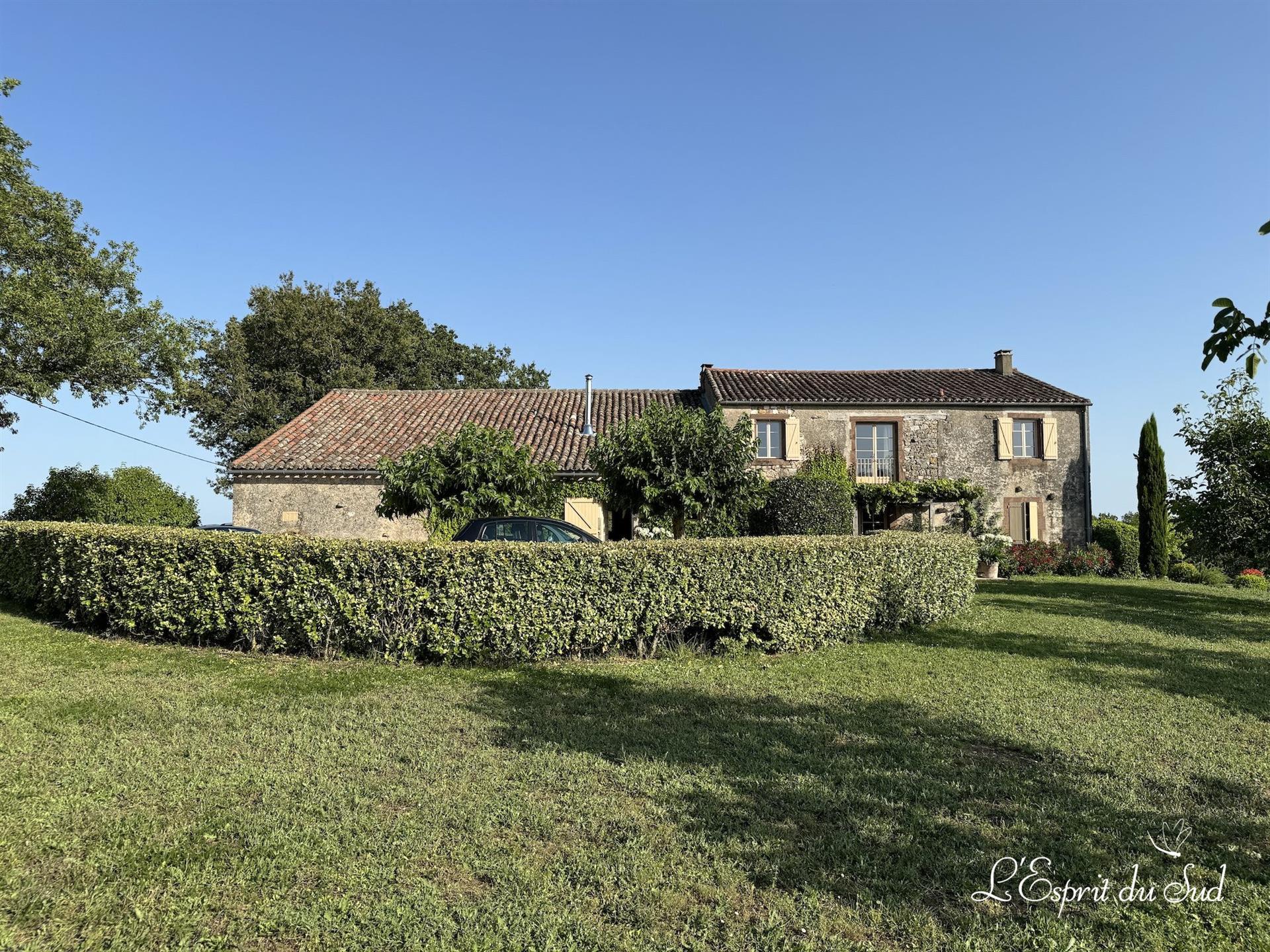 Magnificent property, superb view, beautiful volumes