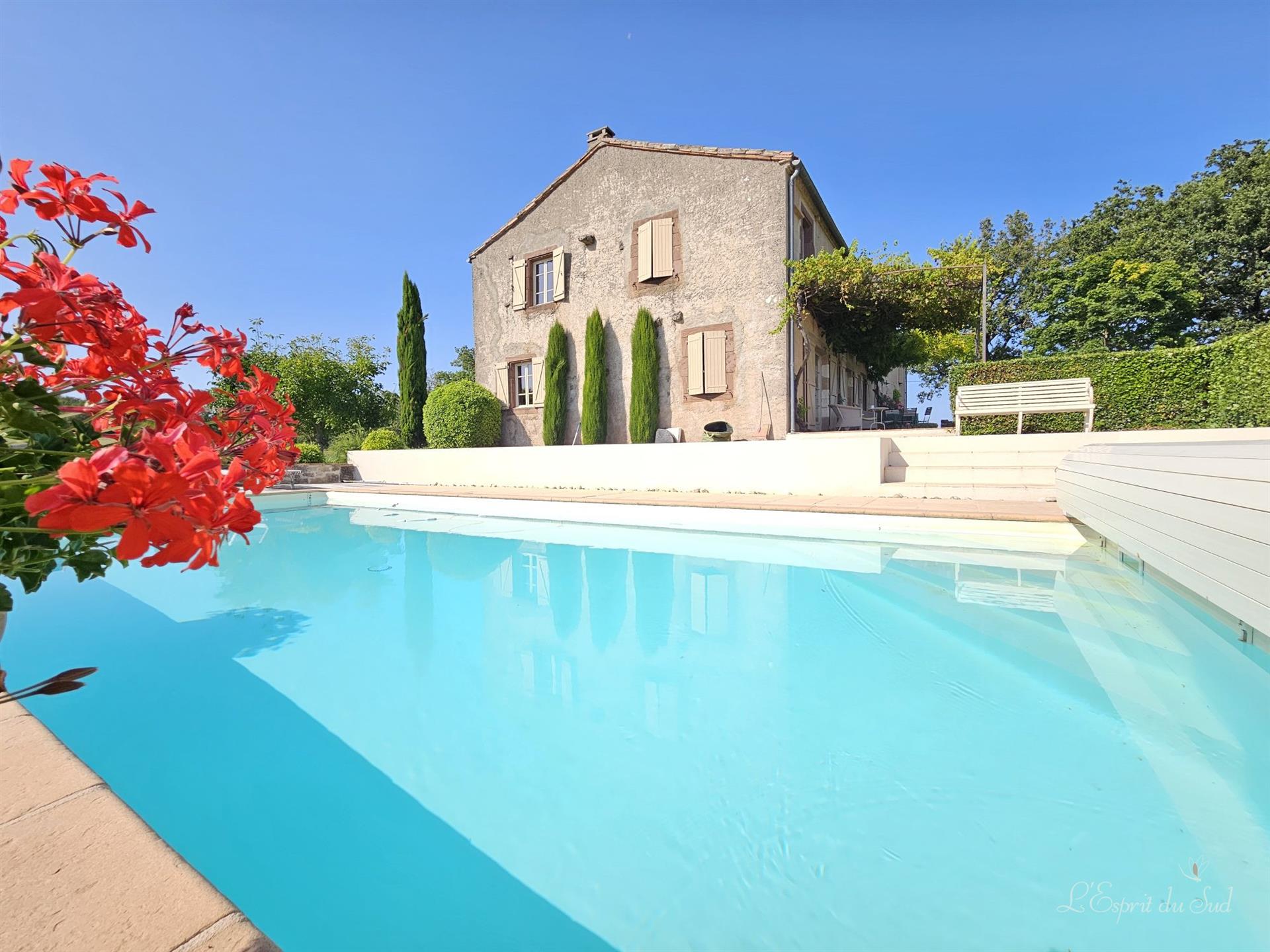 Magnificent property, superb view, beautiful volumes