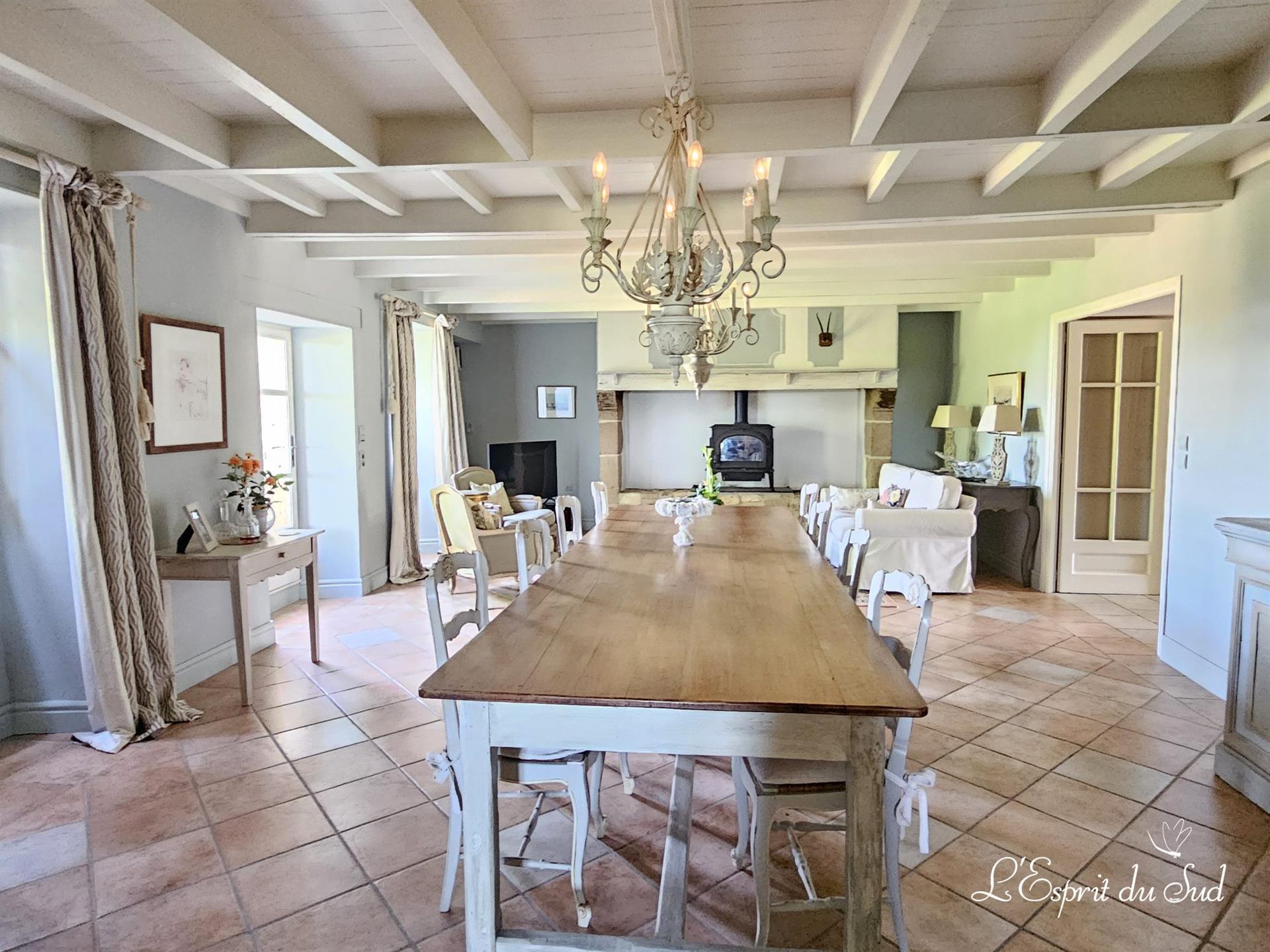 Magnificent property, superb view, beautiful volumes
