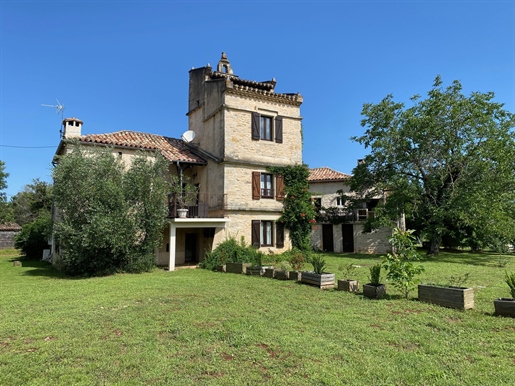 3 houses, outbuildings, swimming pool and land of 2300m2