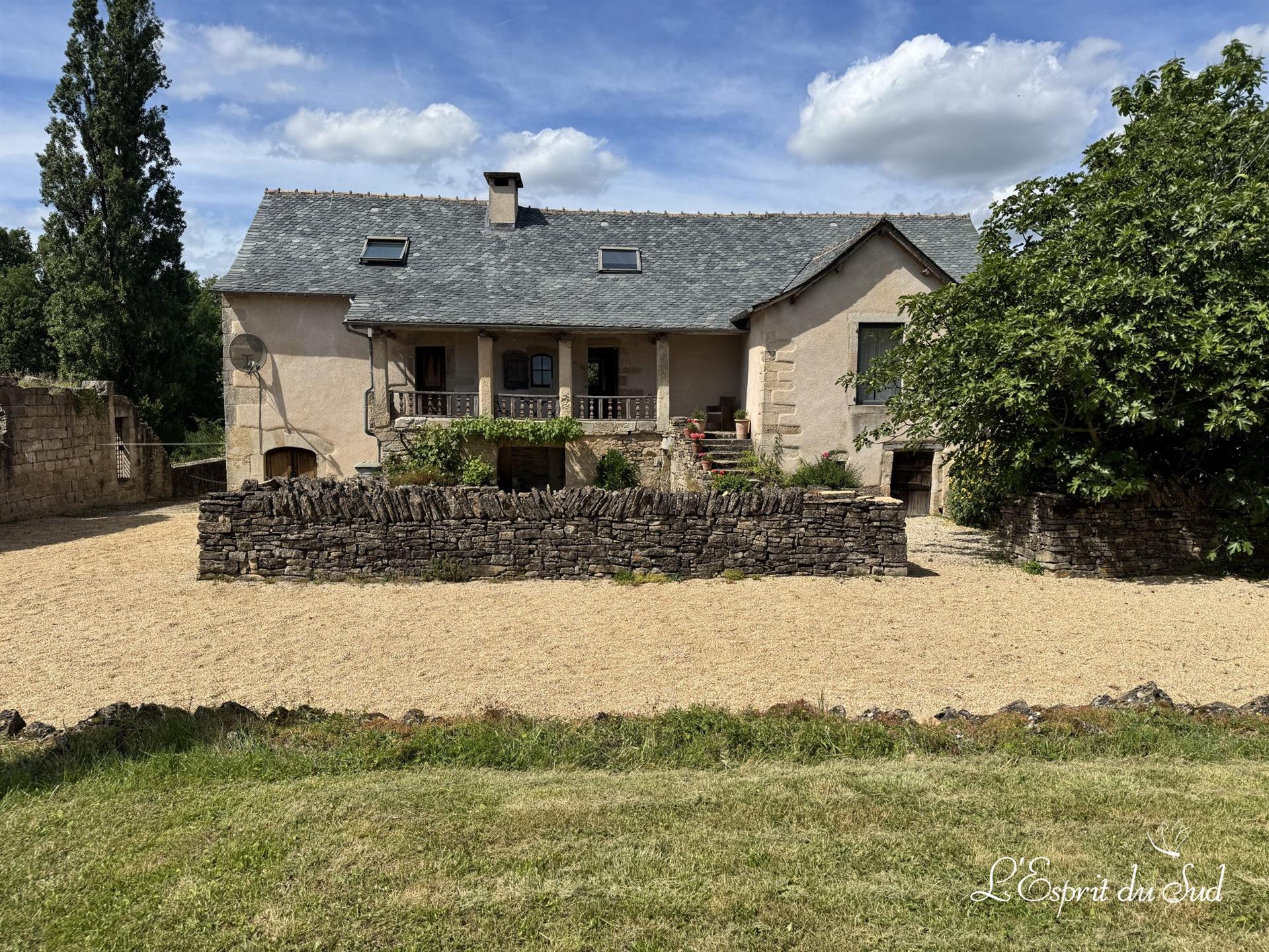 Magnificent 13th Century castle, 2 renovated houses, swimming pool